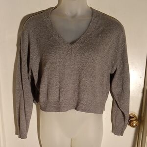 Woman's Gray sweater good condition. Size large.